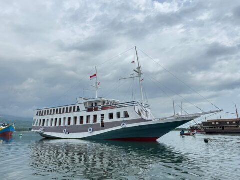 KLM Nur Amira — KLM Nur Amira at sea